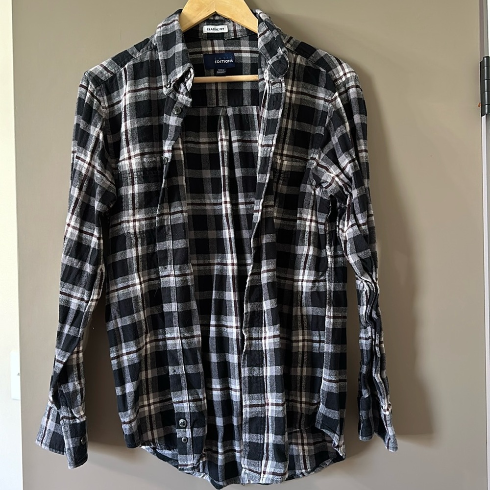 Men’s basic editions button down Size Medium classic fit! Black grey and maroon